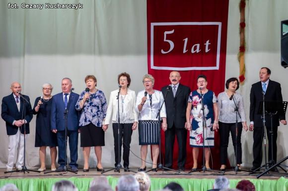 Piąty roczek Festiwalu Piosenki Biesiadnej w Bedlnie. Na sali na ludowo tańczą wszyscy wkoło
