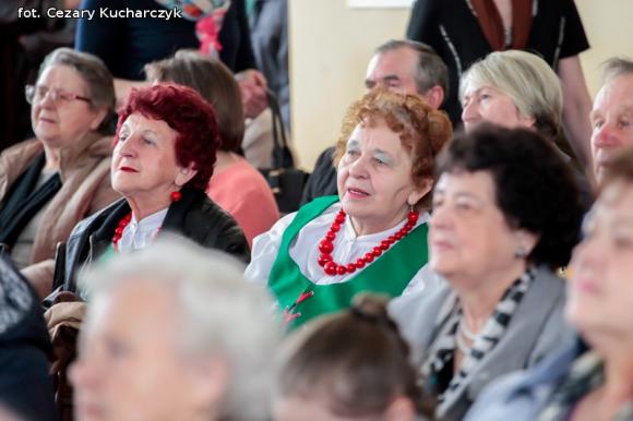 Piąty roczek Festiwalu Piosenki Biesiadnej w Bedlnie. Na sali na ludowo tańczą wszyscy wkoło