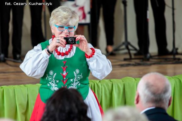 Piąty roczek Festiwalu Piosenki Biesiadnej w Bedlnie. Na sali na ludowo tańczą wszyscy wkoło