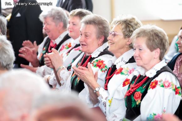 Piąty roczek Festiwalu Piosenki Biesiadnej w Bedlnie. Na sali na ludowo tańczą wszyscy wkoło
