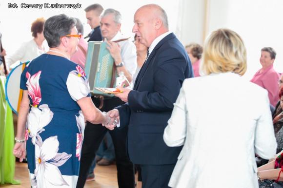 Piąty roczek Festiwalu Piosenki Biesiadnej w Bedlnie. Na sali na ludowo tańczą wszyscy wkoło