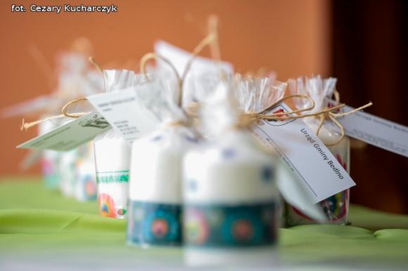 Piąty roczek Festiwalu Piosenki Biesiadnej w Bedlnie. Na sali na ludowo tańczą wszyscy wkoło