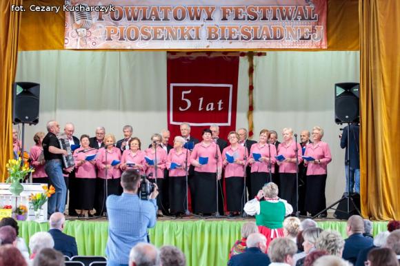 Piąty roczek Festiwalu Piosenki Biesiadnej w Bedlnie. Na sali na ludowo tańczą wszyscy wkoło