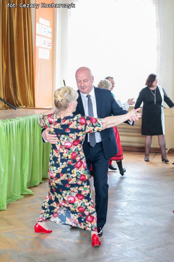 Piąty roczek Festiwalu Piosenki Biesiadnej w Bedlnie. Na sali na ludowo tańczą wszyscy wkoło