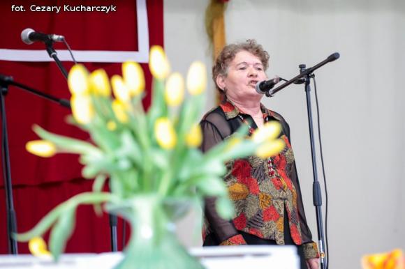 Piąty roczek Festiwalu Piosenki Biesiadnej w Bedlnie. Na sali na ludowo tańczą wszyscy wkoło