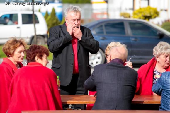 Piąty roczek Festiwalu Piosenki Biesiadnej w Bedlnie. Na sali na ludowo tańczą wszyscy wkoło
