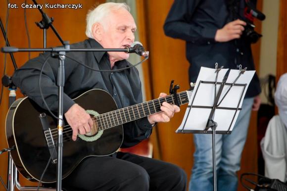 Piąty roczek Festiwalu Piosenki Biesiadnej w Bedlnie. Na sali na ludowo tańczą wszyscy wkoło
