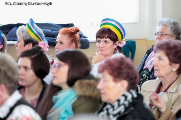 Piąty roczek Festiwalu Piosenki Biesiadnej w Bedlnie. Na sali na ludowo tańczą wszyscy wkoło