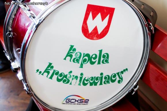 Piąty roczek Festiwalu Piosenki Biesiadnej w Bedlnie. Na sali na ludowo tańczą wszyscy wkoło