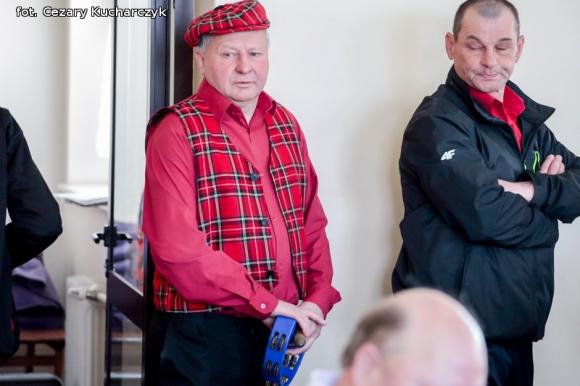 Piąty roczek Festiwalu Piosenki Biesiadnej w Bedlnie. Na sali na ludowo tańczą wszyscy wkoło