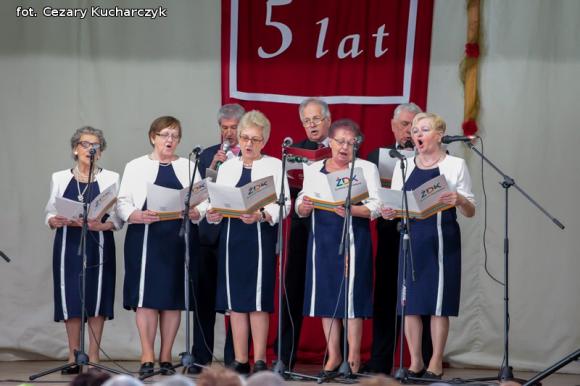 Piąty roczek Festiwalu Piosenki Biesiadnej w Bedlnie. Na sali na ludowo tańczą wszyscy wkoło