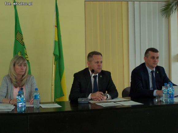 Przebudowa dróg w powiecie A i B oraz kasa za zniszczone drogi pod budowę autostrady