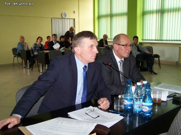 Przebudowa dróg w powiecie A i B oraz kasa za zniszczone drogi pod budowę autostrady