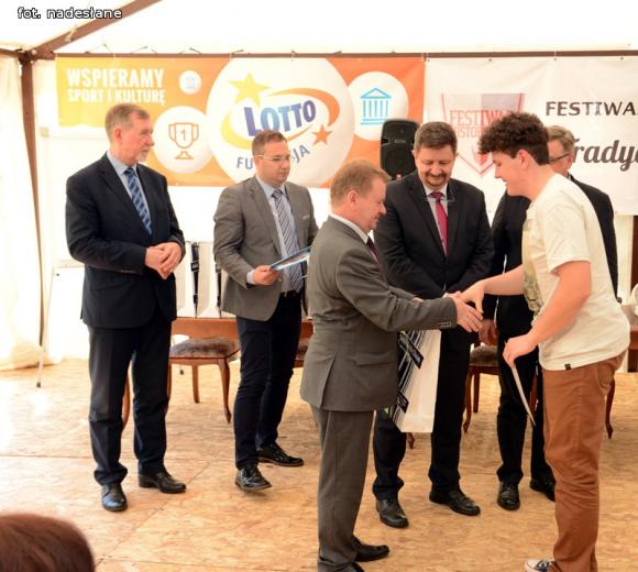 Uczniowie z powiatu kutnowskiego w finale konkursu o wycieczkę do Francji