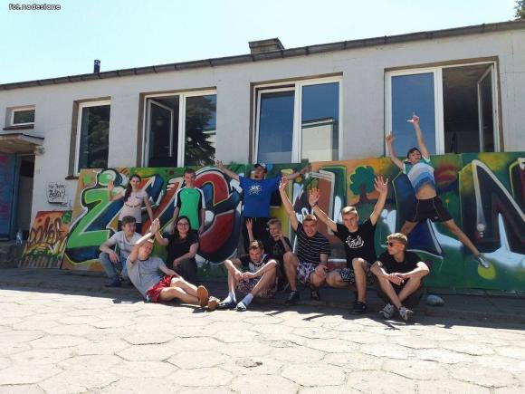 Młodzież z DoMOStwa i Fundacja Urban Forms wykonają mural w Żychlinie
