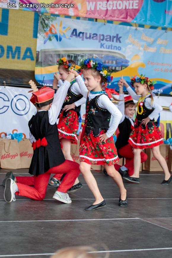 Taniec i zabawa na Dniu Dziecka w Kutnie