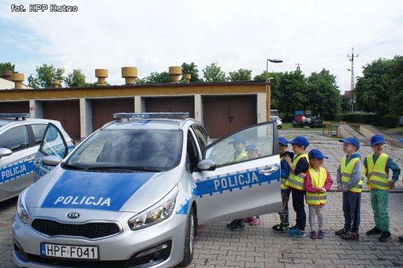 Przedszkolaki z Niezapominajki u policjantów