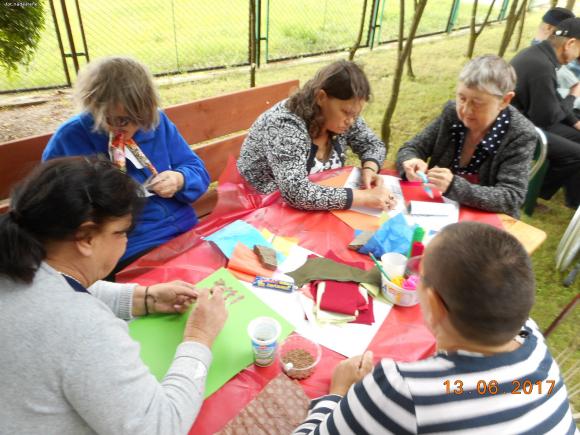 Pora na Seniora II. Stowarzyszenie Pomocy Laris zorganizowało warsztaty plastyczne
