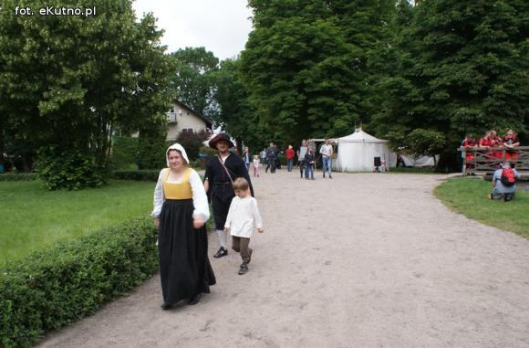 Zabawy na Zamku w Oporowie