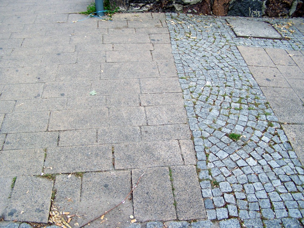 Miejskie obrazki. Piach, śmieci, brud