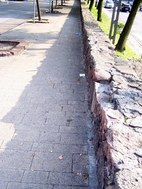 Miejskie obrazki. Piach, śmieci, brud