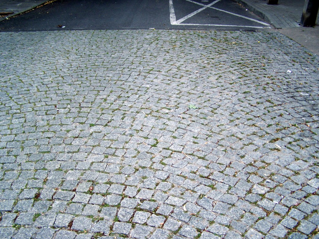 Miejskie obrazki. Piach, śmieci, brud