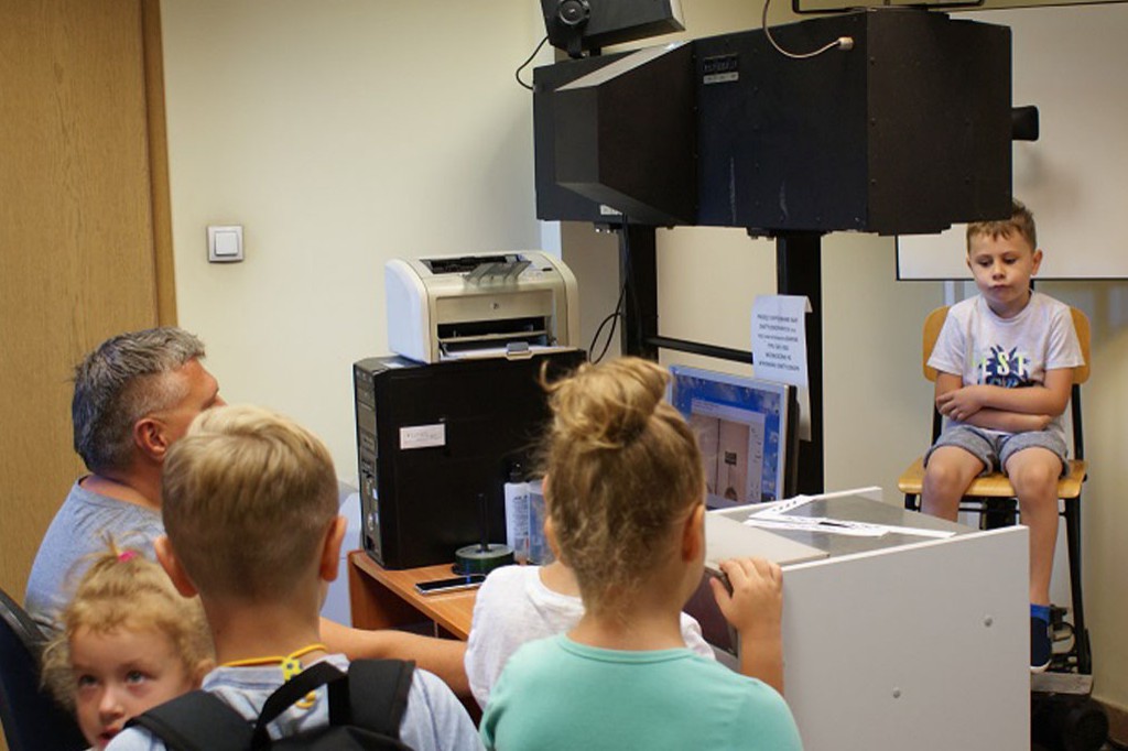 Dzieci z półkolonii u policjantów