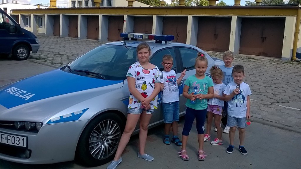 Dzieci z półkolonii u policjantów