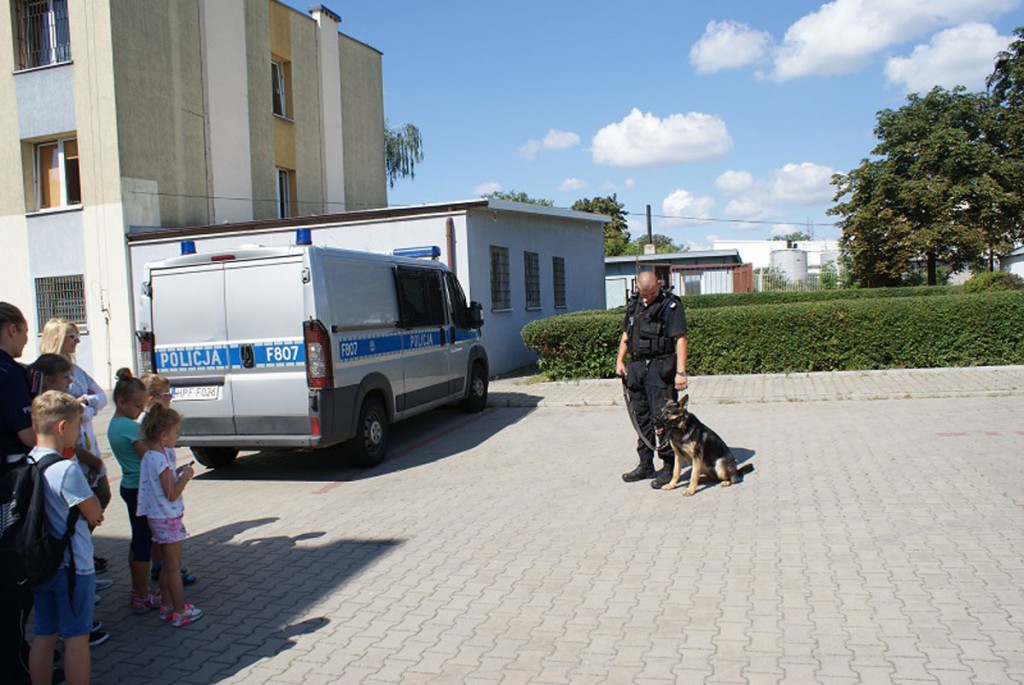 Dzieci z półkolonii u policjantów