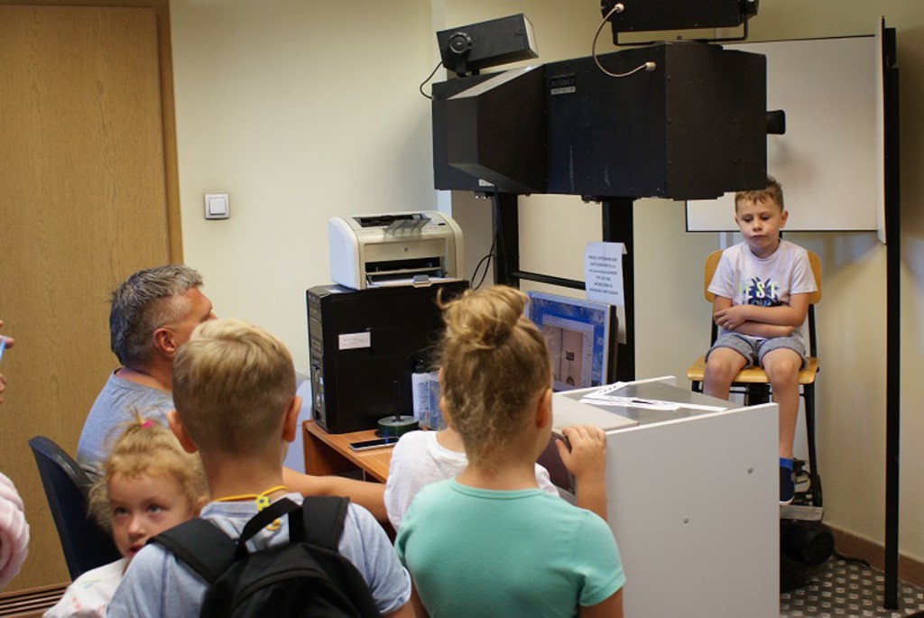 Dzieci z półkolonii u policjantów