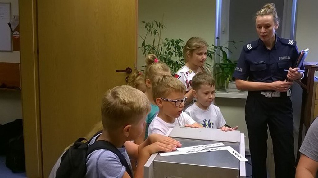 Dzieci z półkolonii u policjantów