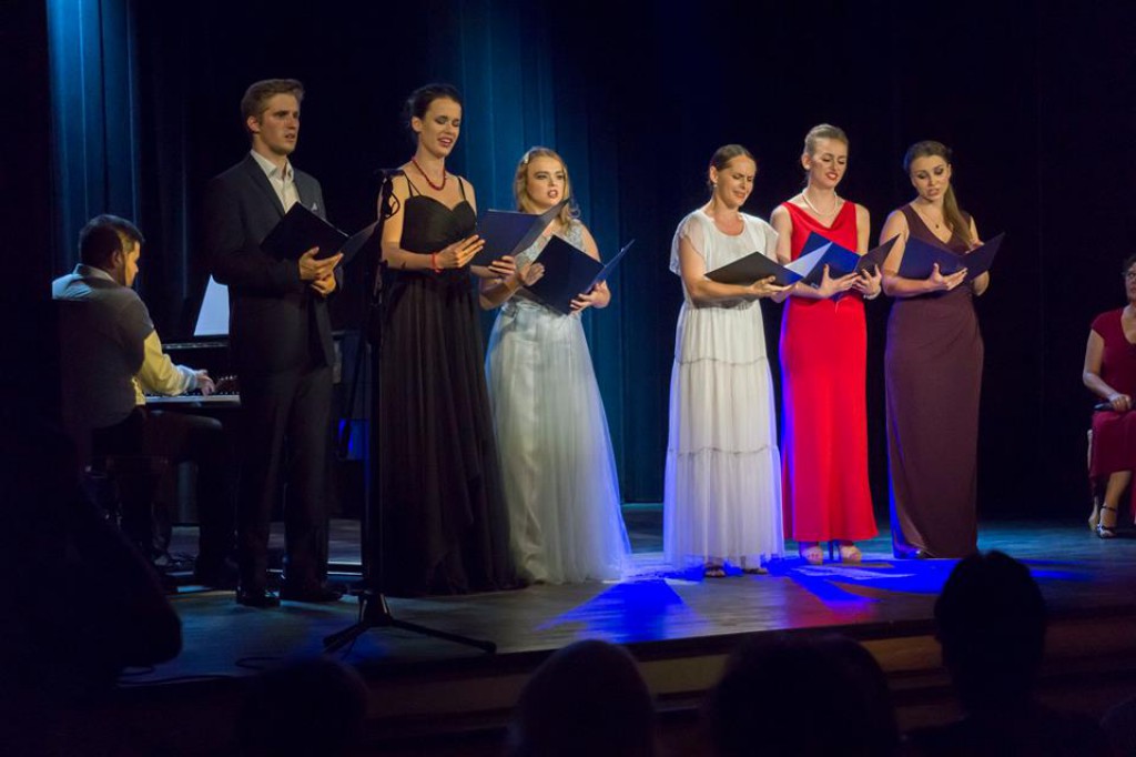 Koncert z różą w tle
