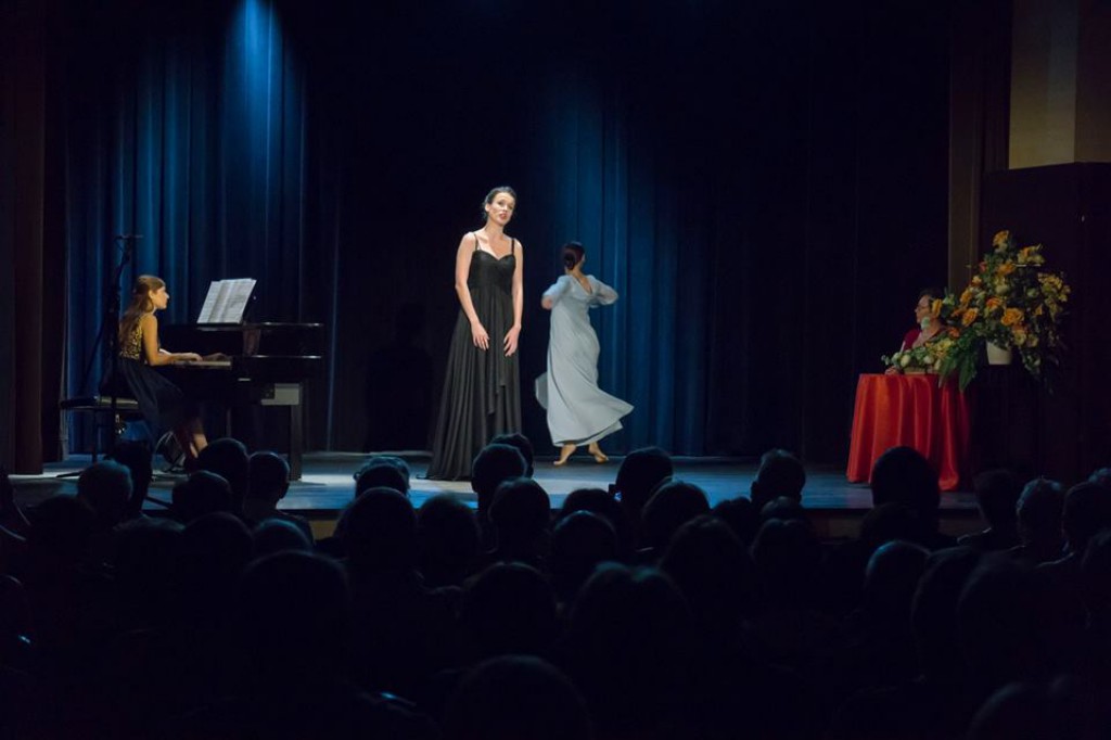Koncert z różą w tle