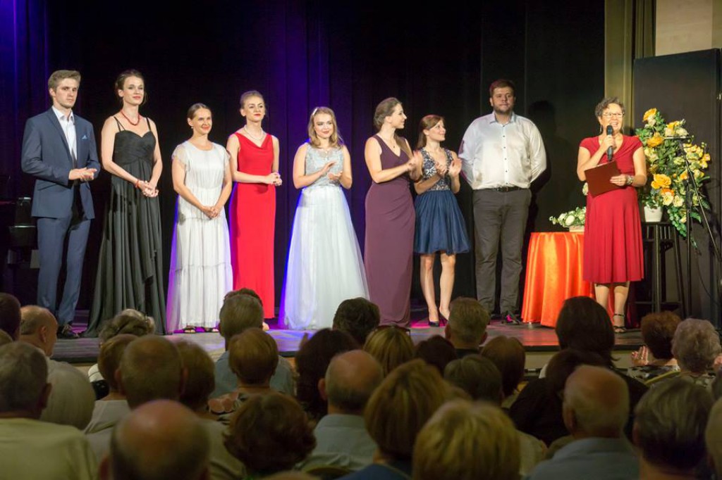 Koncert z różą w tle