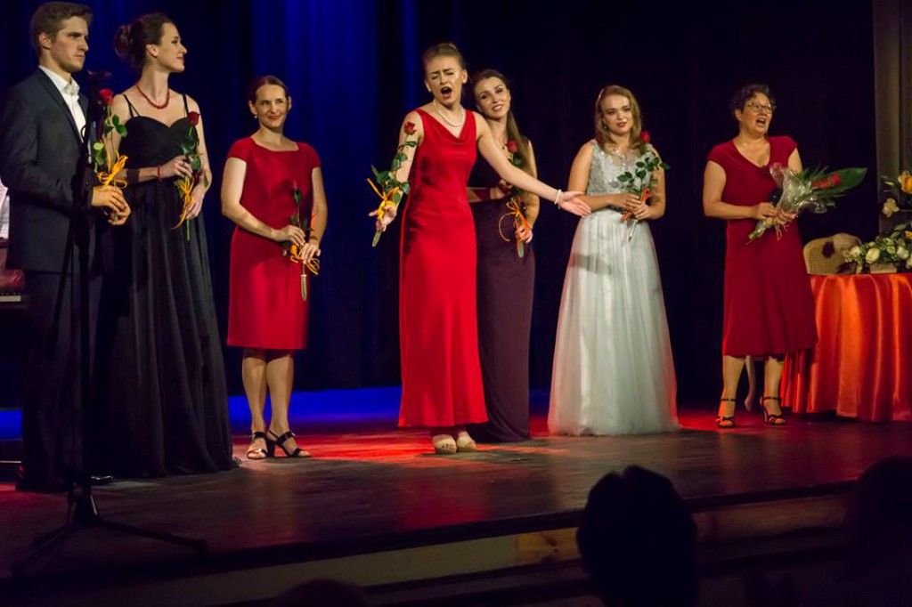 Koncert z różą w tle