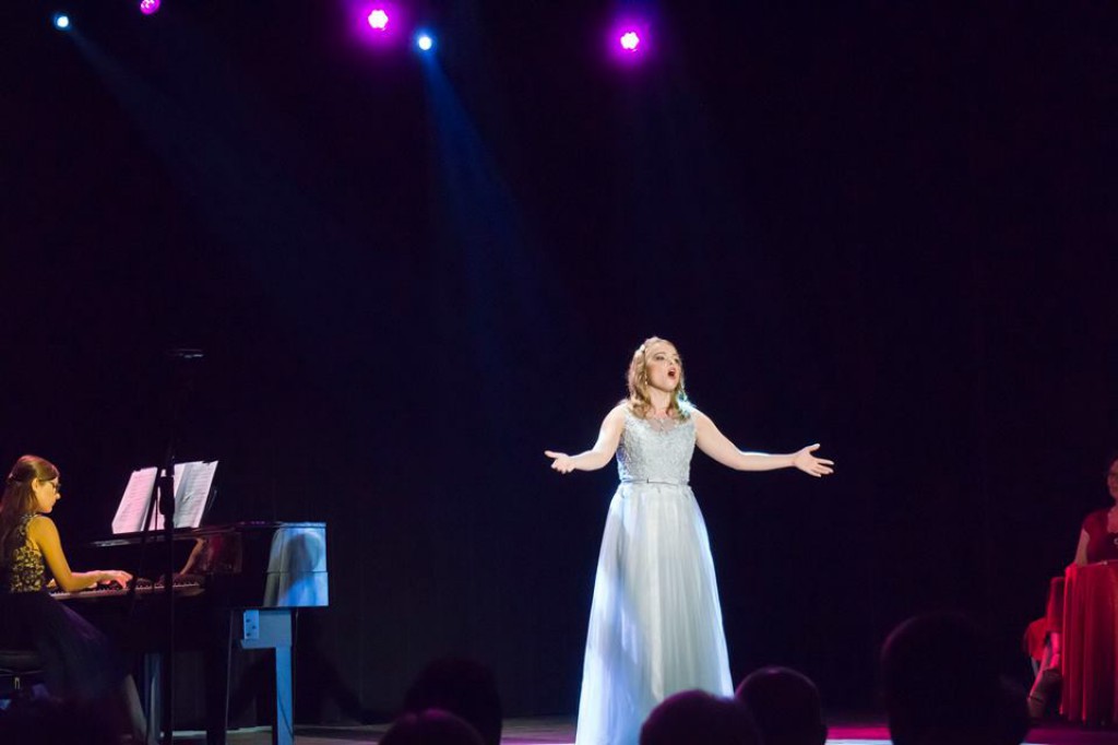 Koncert z różą w tle