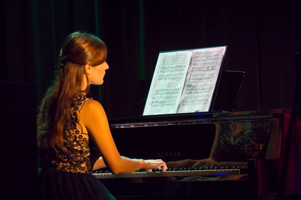 Koncert z różą w tle
