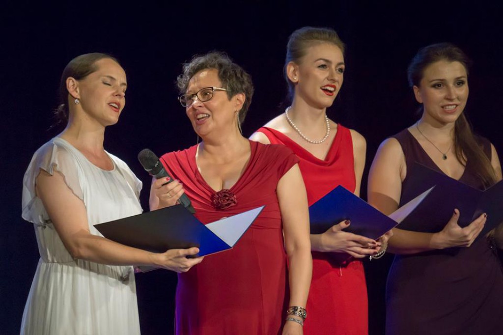 Koncert z różą w tle