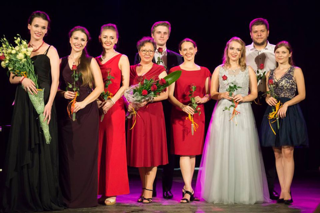 Koncert z różą w tle