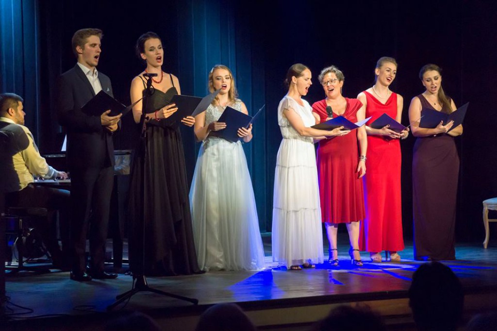 Koncert z różą w tle