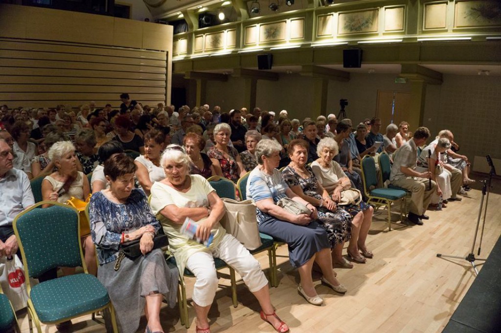 Koncert z różą w tle