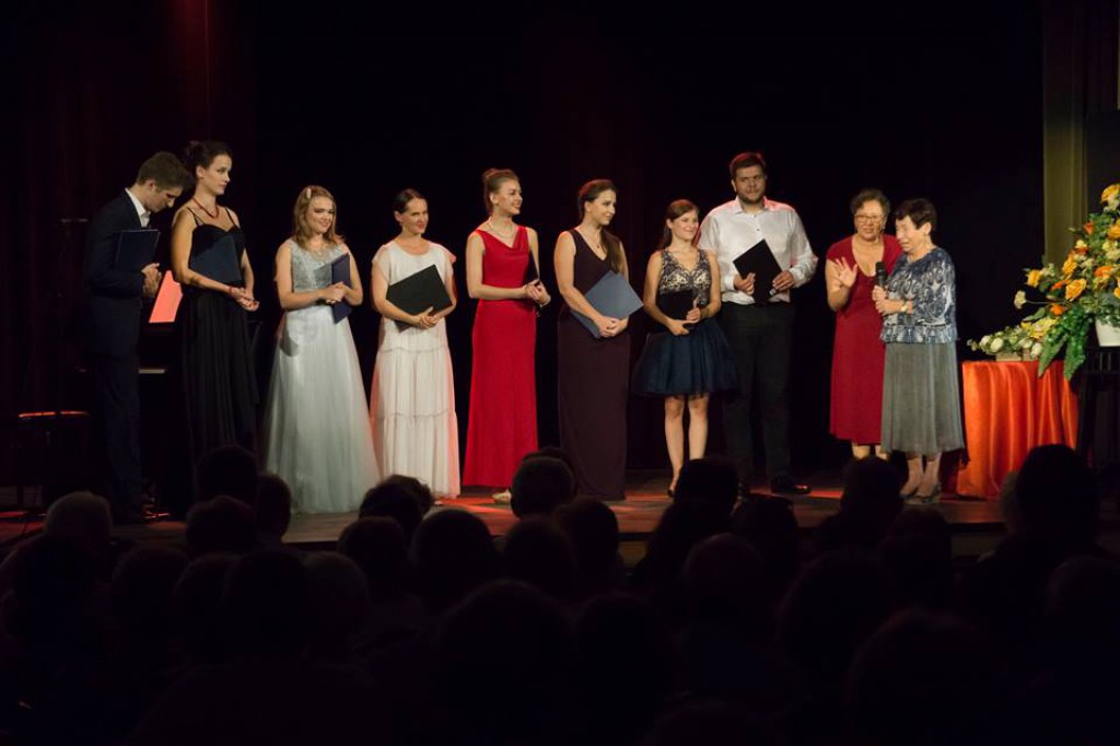 Koncert z różą w tle