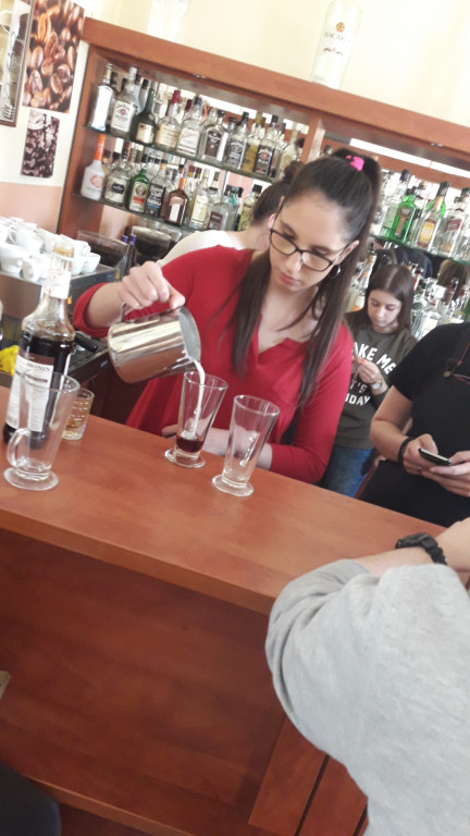 Uczniowie na kursie baristy