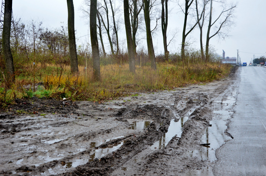 Rozjeżdżone pobocza i brud na drodze