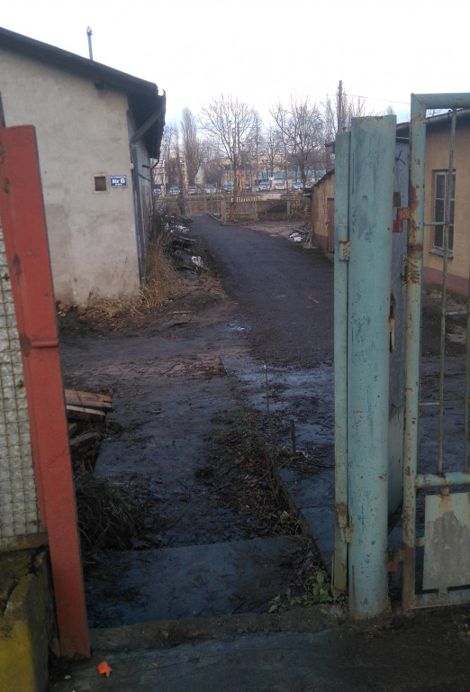 Jest przejście przez tory