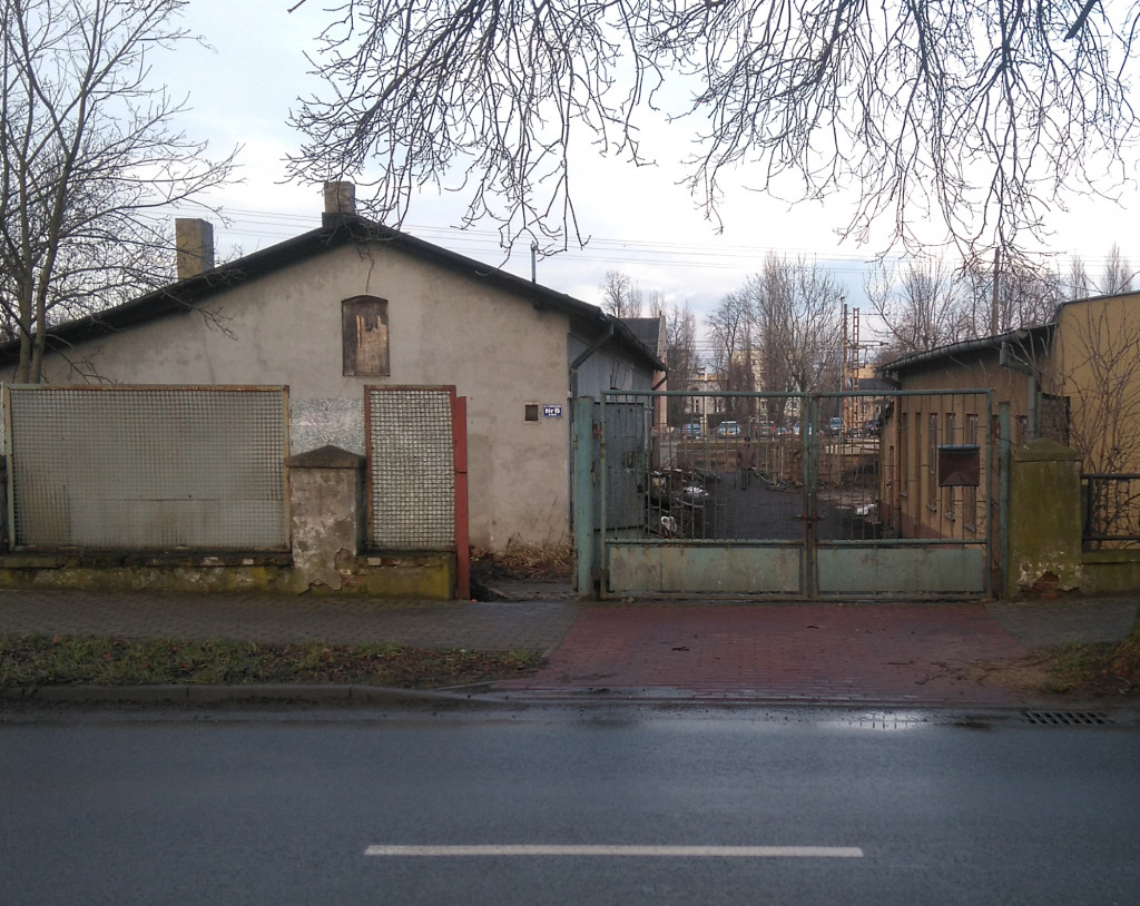 Jest przejście przez tory