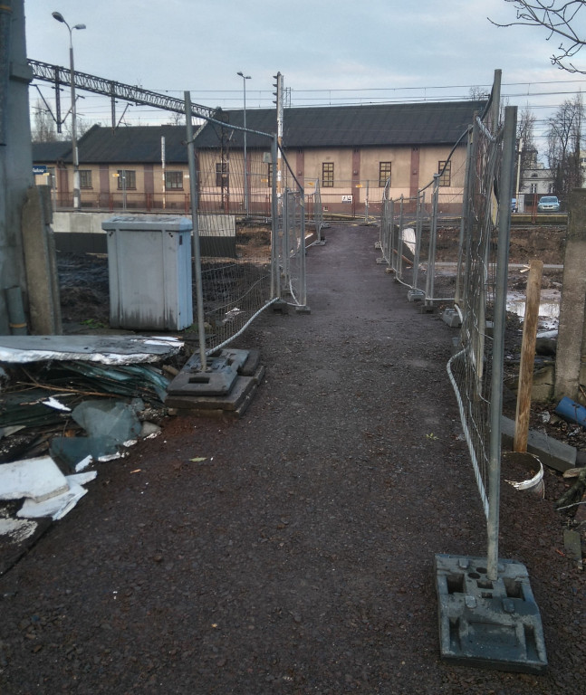 Jest przejście przez tory