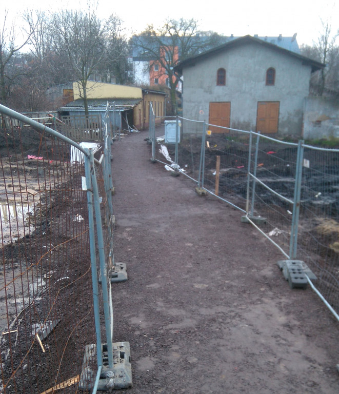 Jest przejście przez tory