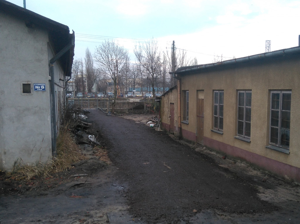 Jest przejście przez tory