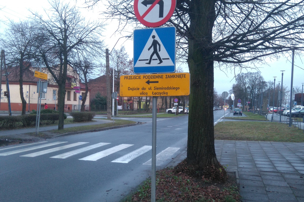 Jest przejście przez tory